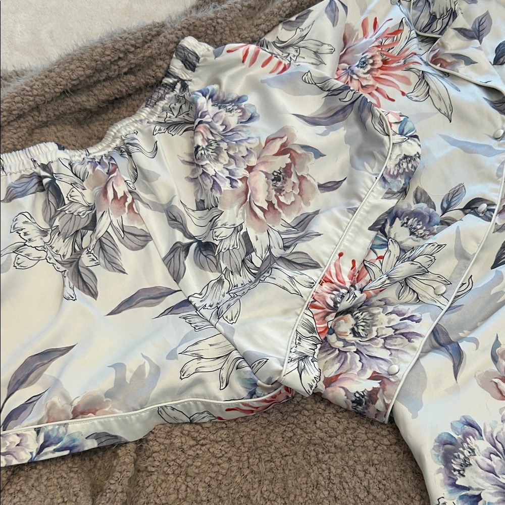 Silky Elegance, Floral Print Women's Shorty Pajama Set - Picture 5 of 6